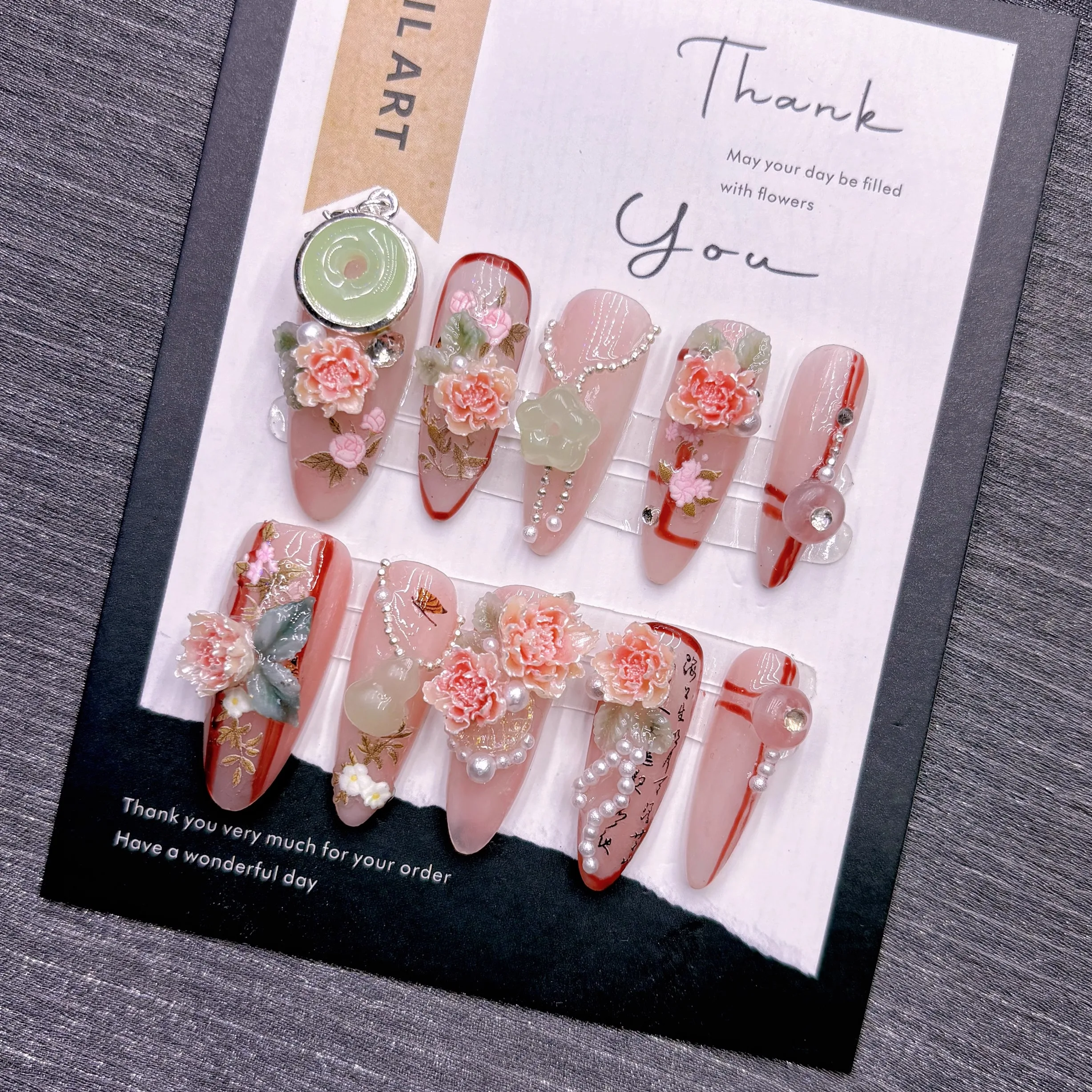 環境に優しいピンクの花柄付け爪 3D パールラインストーン付き 結婚式 日常エレガントウェア 結婚式 日常エレガントウェア