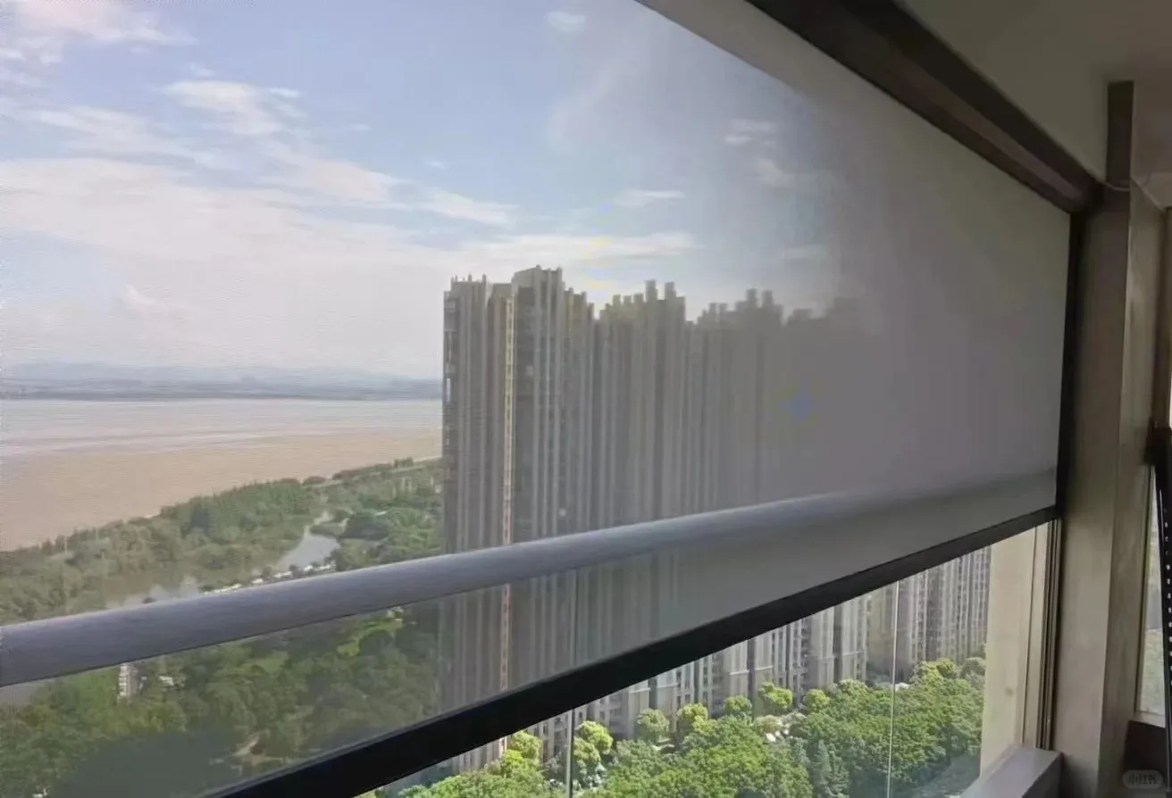 Sisheng Windproof External Outdoor Blinds Zip Track Electric Zip Screen PVC Roller Blinds Motorized For Patio Sun Shading