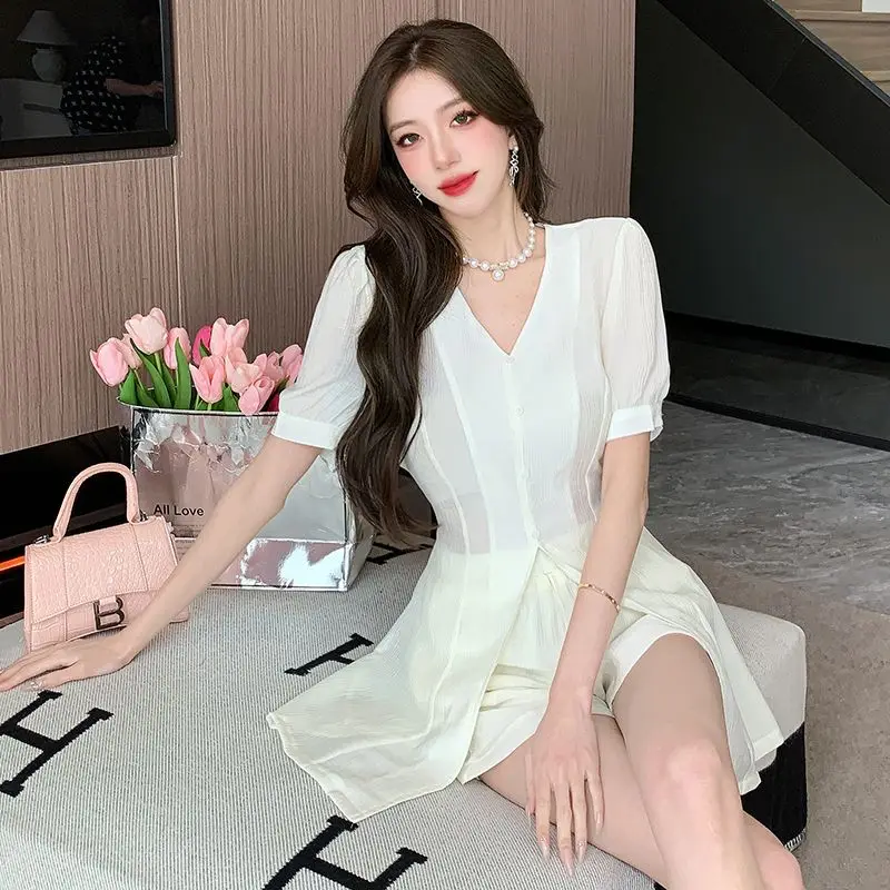 Sommer-Set im französischen Stil, V-Ausschnitt, geteilt, kurzärmelig, Oberteil, hohe Taille, schmale Shorts, zweiteiliges Outfit