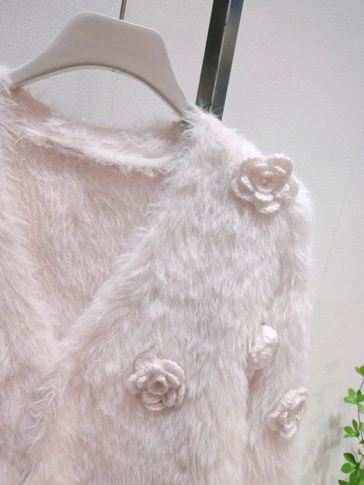 Damski kardigan z dzianiny z dekoltem w serek, jednolity kolor, z efektem szczotkowania, na jesień i zimę 2025, sweter z kwiatowym wzorem 3D.