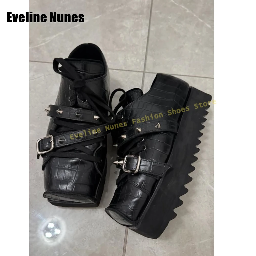 

Туфли-лодочки в стиле панк на платформе с заклепками и квадратным носком, толстая подошва, шнуровка, пряжка ремня, лоскутная кожаная обувь для пар, весенний тренд 2026, весенний тренд