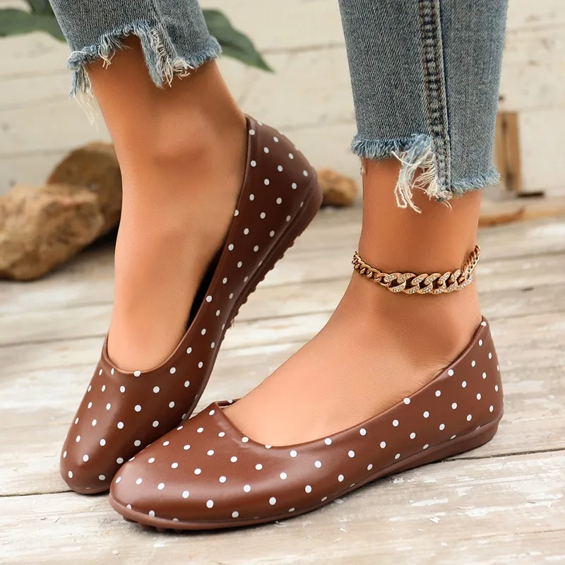 レディース ホワイト ポルカドット フラットシューズ ラウン - Loafer Flat Women のレビューと価格