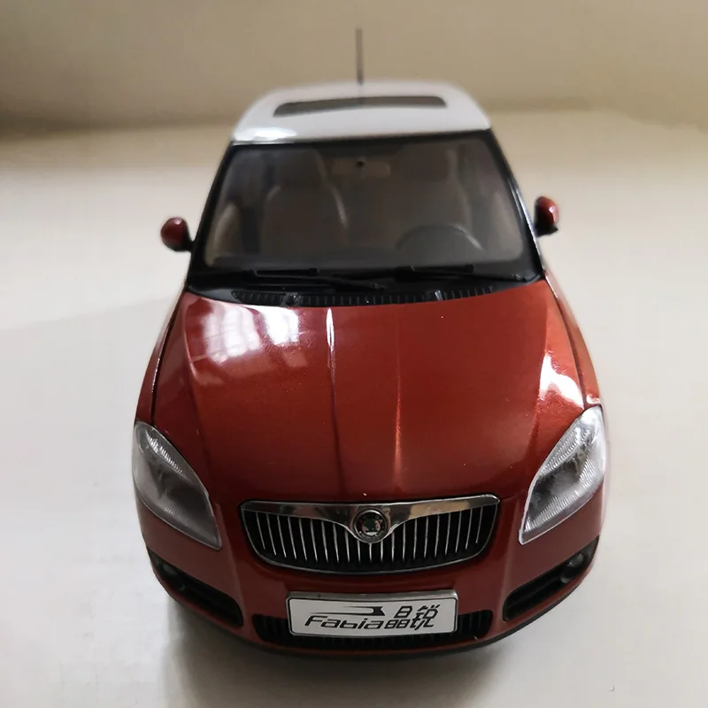 Original Diecast Alloy 1:18 Scale SKoda First Generation NEW Fabia Car Model For Adult Classic Collection Display Souvenir