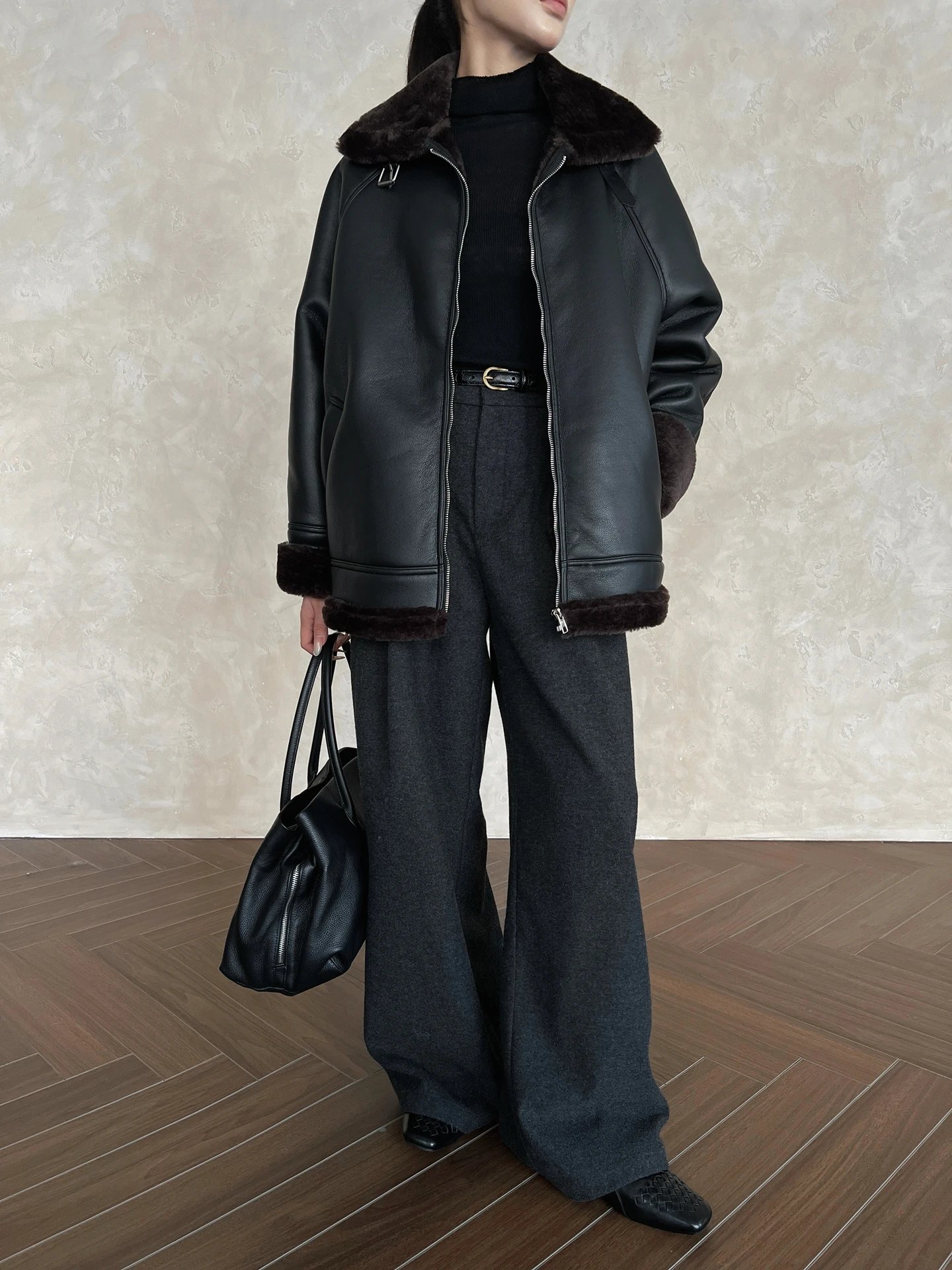 ARETEAK เสื้อแจ็คเก็ตหนังผู้หญิงสไตล์เรโทรแฟชั่น คอตั้งเรียบง่าย แบบมอเตอร์ไซค์  บุขนสัตว์  โค้ทสั้น  ใยโพลีเอสเตอร์