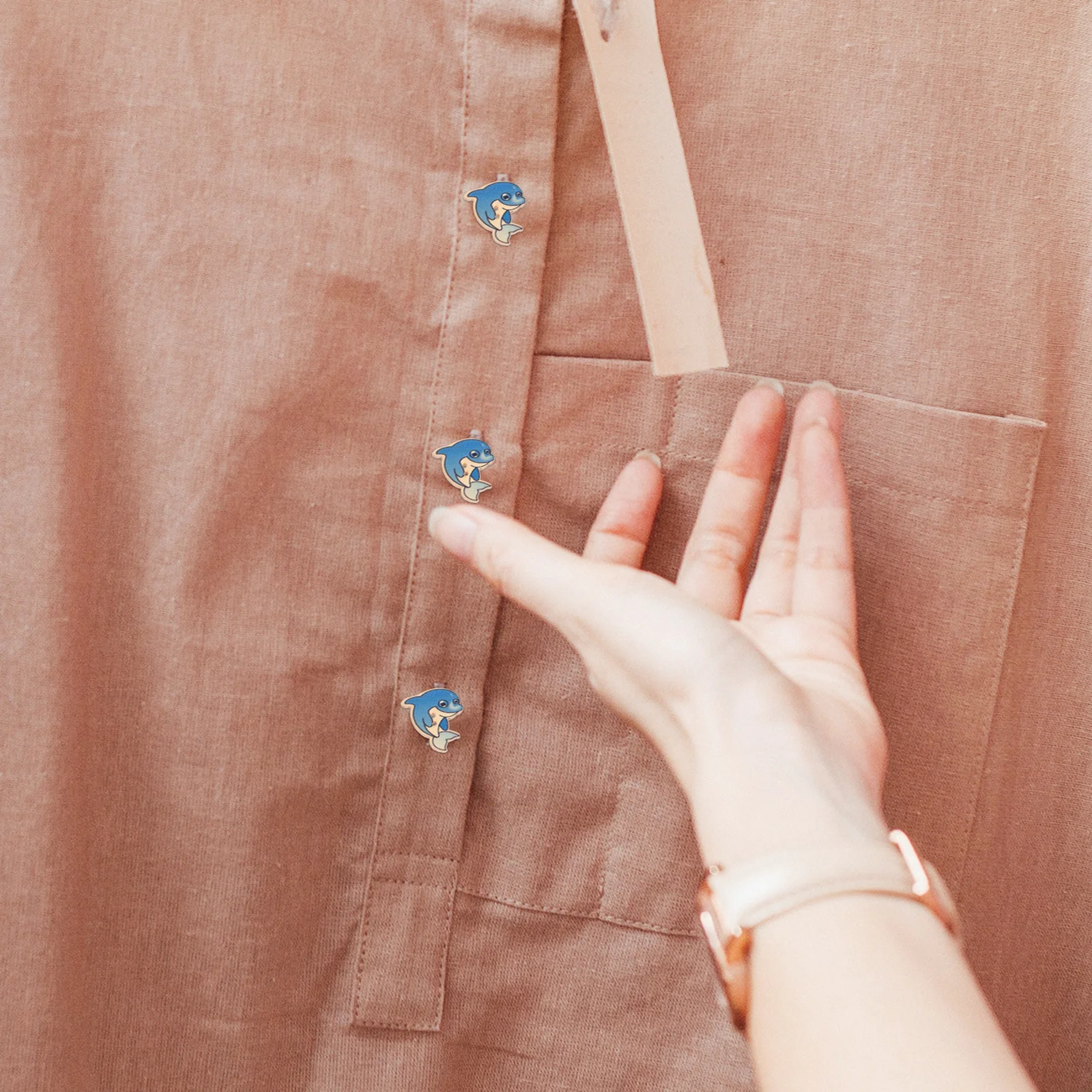 

100Pcs Colorful Dolphin Shape Wooden Buttons Multipurpose Sew Replacement for Suits Coats Sweaters DIY Craft Supplies Decorative