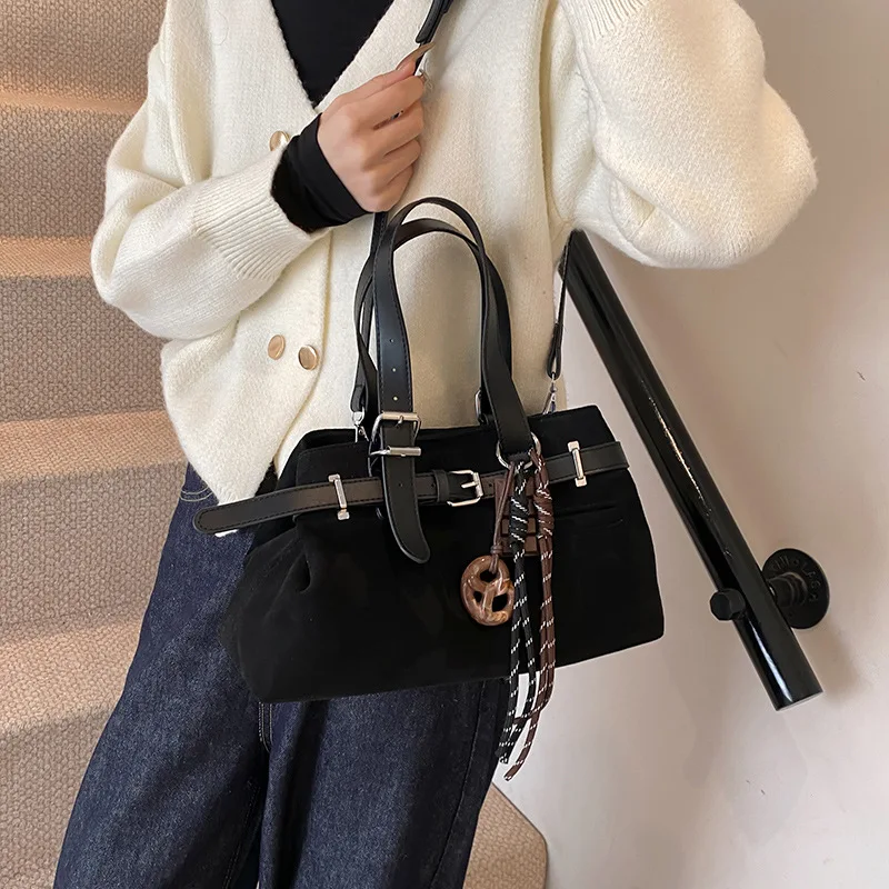 

High-quality New Hand-held Tote Bags for Women. Fashionable Single-shoulder, Cross-body and Hand-carrying Bags.