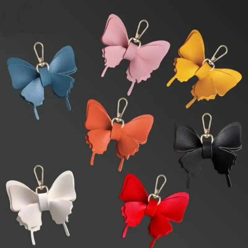 Schmetterlings-Schlüsselanhänger aus PU-Leder mit leuchtenden Farben und robustem Metallverschluss, perfekt zum Dekorieren von Rucksäcken und Handtaschen. – Detail 10