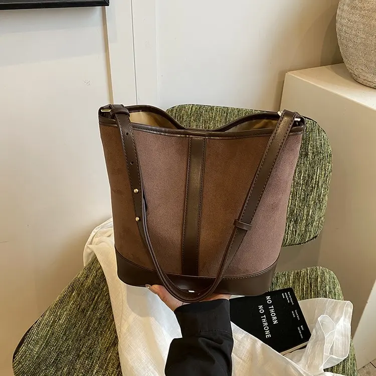 

Осень 2025 года 614, новая сумка через плечо, простая и универсальная нишевая сумка, большая вместительная сумка-ведро