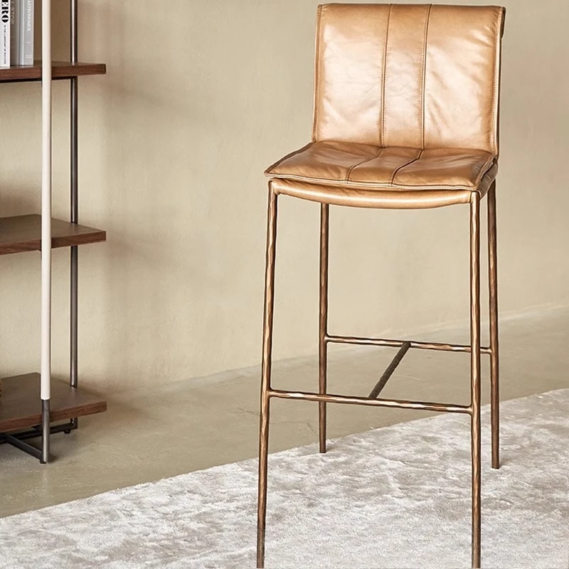 كرسي بار وابي، طبقة أولى من الجلد المزخرف بفن الصلب في العصور الوسطى، كرسي بار، جزيرة مصممة