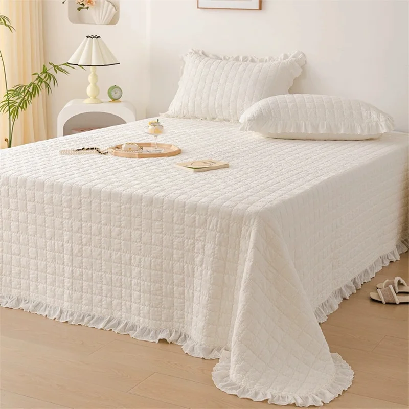Waffle Style Cotton Quilt Set Quilted Bed Cover with Ruffles Reversible Coverlet Comforter Padding Blanket Bedspread on The Bed