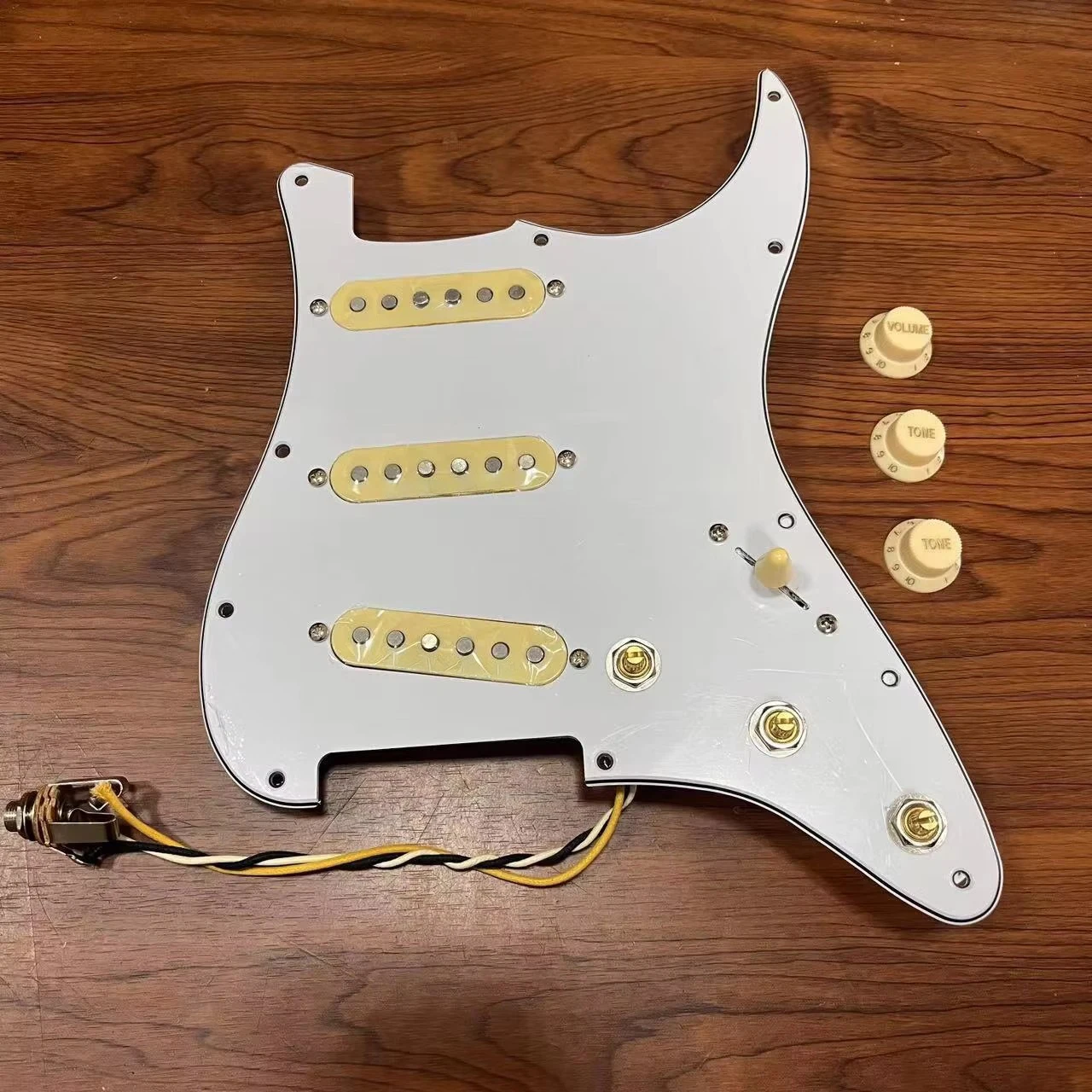 Upgrade prewired loaded ST pickguard SSS Guitar Pickups Yellow Pickup Multi Switch Professional Guitar Parts