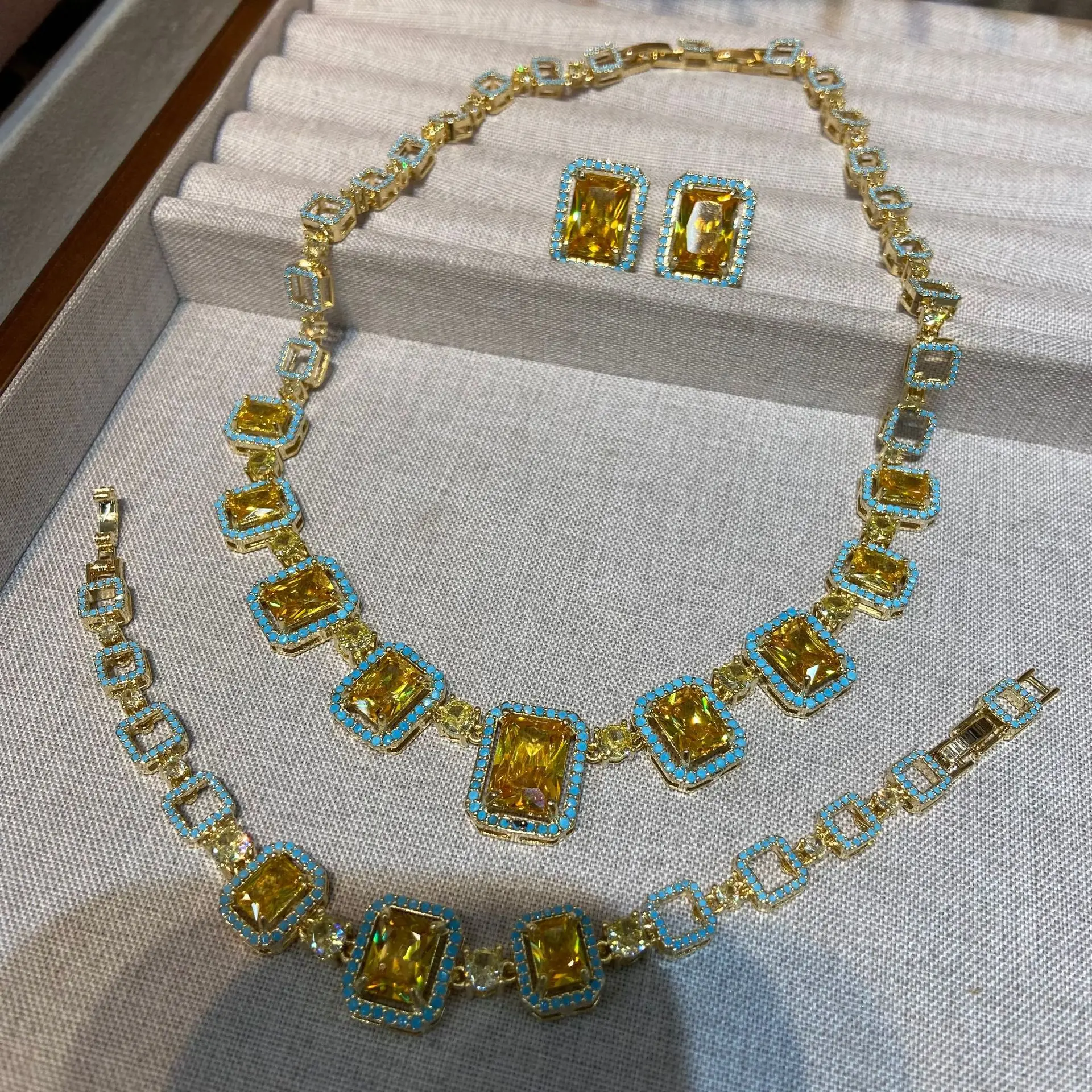 

Women Yellow Zircon Micro-Set Party Dance Performance Earrings And Necklace Set Sparkling Jewelry Accessory