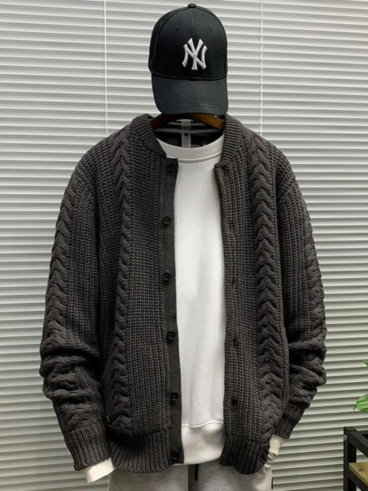 

Весна 2025: Модный городской мужской вязаный кардиган свободного кроя с длинными рукавами и круглым вырезом, в стиле ретро, цветной, вязаный жакет