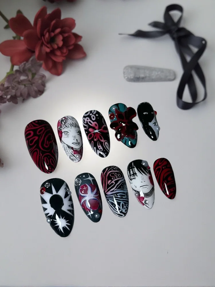 24 Stück Anime Manga Press-On Nägel Schwarz Rot Gothic Oval Künstliche Nägel 3D Strass Spinnenblumen Fake Nails Y2K Mandel-Nägel für Frauen