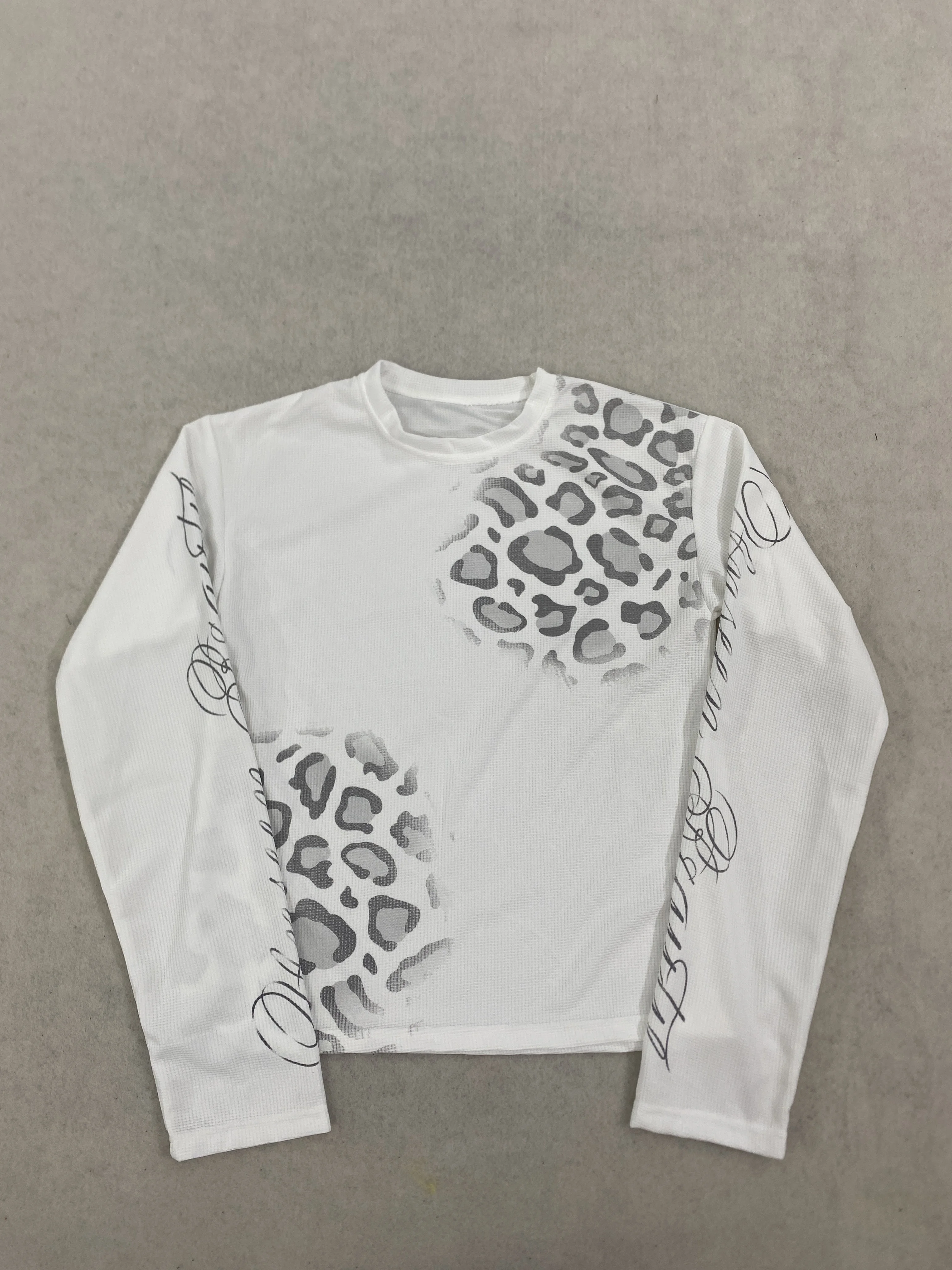 Herren Y2K Waffelstrick Langarm-Oberteil mit Leopardenmuster und Schriftzug, Locker Sitzendes Vintage Grunge Streetwear Casual Basic T-Shirt – Detail 2