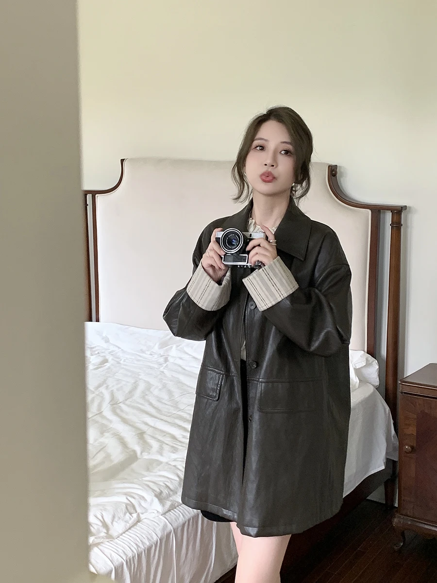 เสื้อโค้ทหนังสไตล์เรโทรลำลอง ยี่ห้อ ELINSU รุ่น Xuanxuan ปกพับ ทรงตรง ความยาวปานกลาง ติดกระดุมเม็ดเดียว