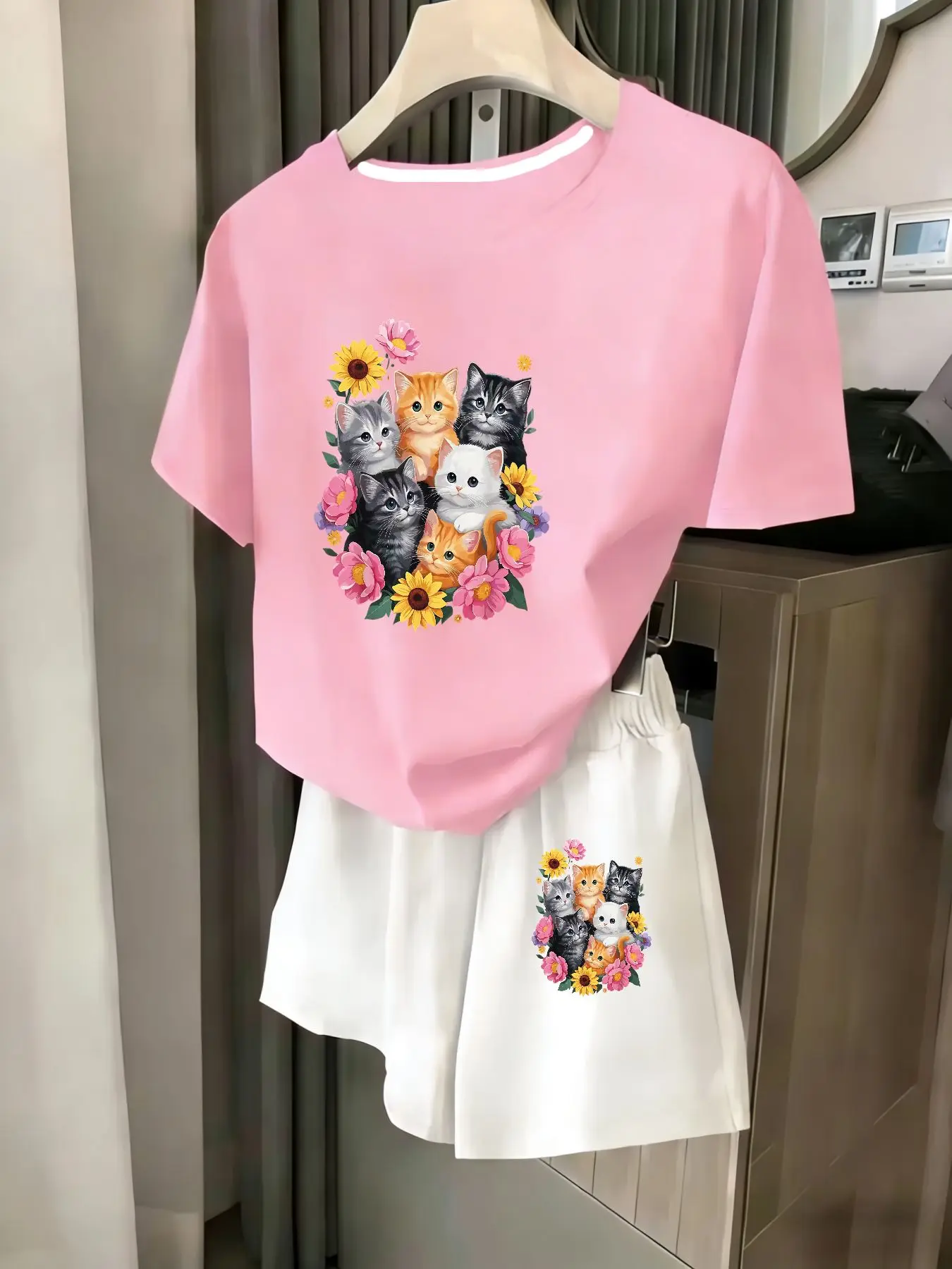 

Ladies 2-Piece Set Summer Beach Vacation Casual round Neck Short Sleeve Random Print T-Shirt Elastic Waist Shorts Suit Comfortab