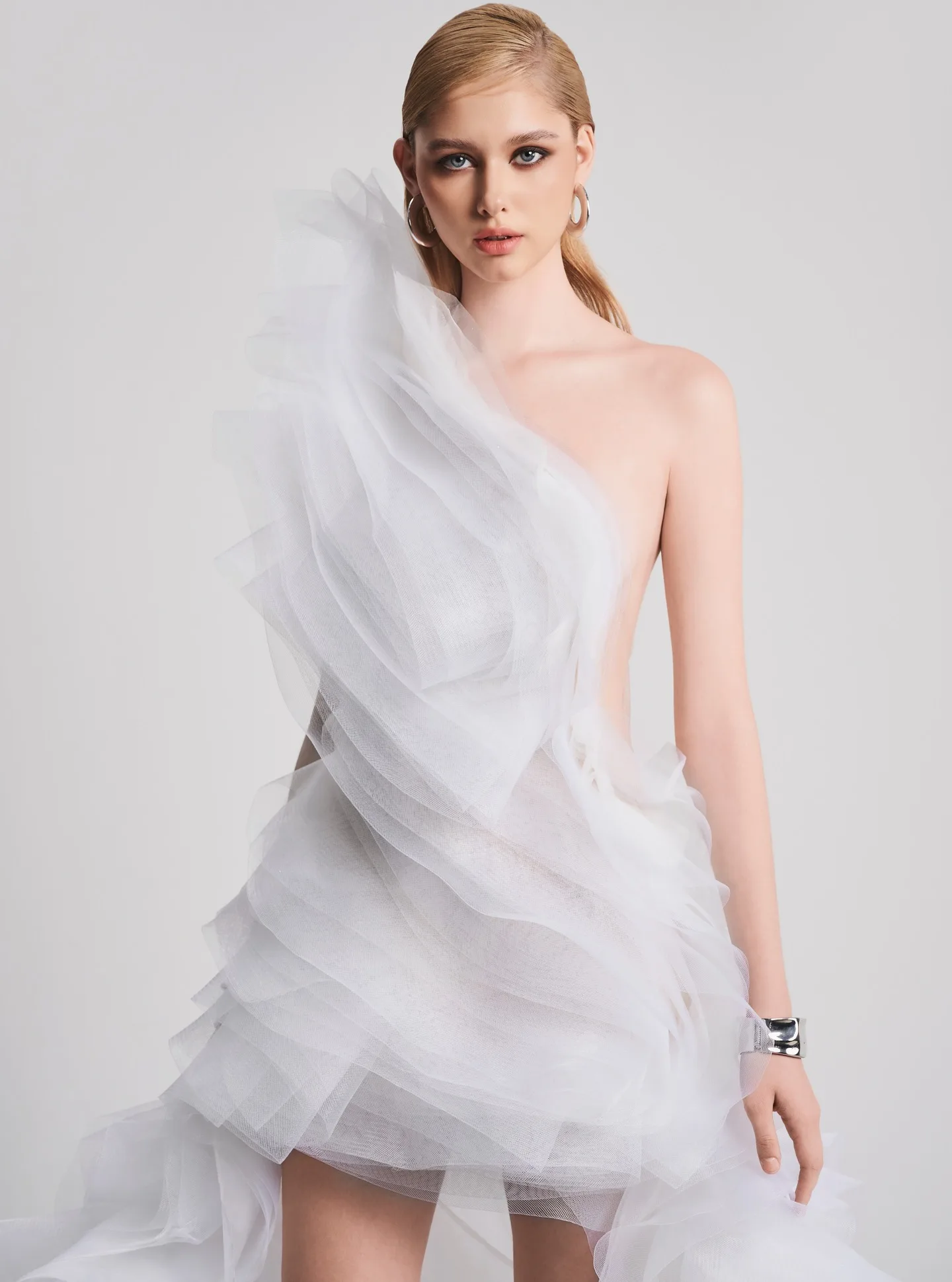 فستان حفلات رسمي أبيض يشبه الحلم، فساتين حفلات رسمية بكتف واحد وثنيات متدرجة من الأورجانزا، فستان ماكسي للسهرة، فستان عروس منخفض