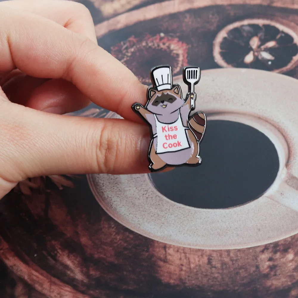 Lustige Waschbär-Emaille-Pin „Küss den Koch“ – Niedliche Tier-Bäcker-Abzeichen, Kreativer Küchenschmuck, Anstecknadeln für die Küche – Detail 4