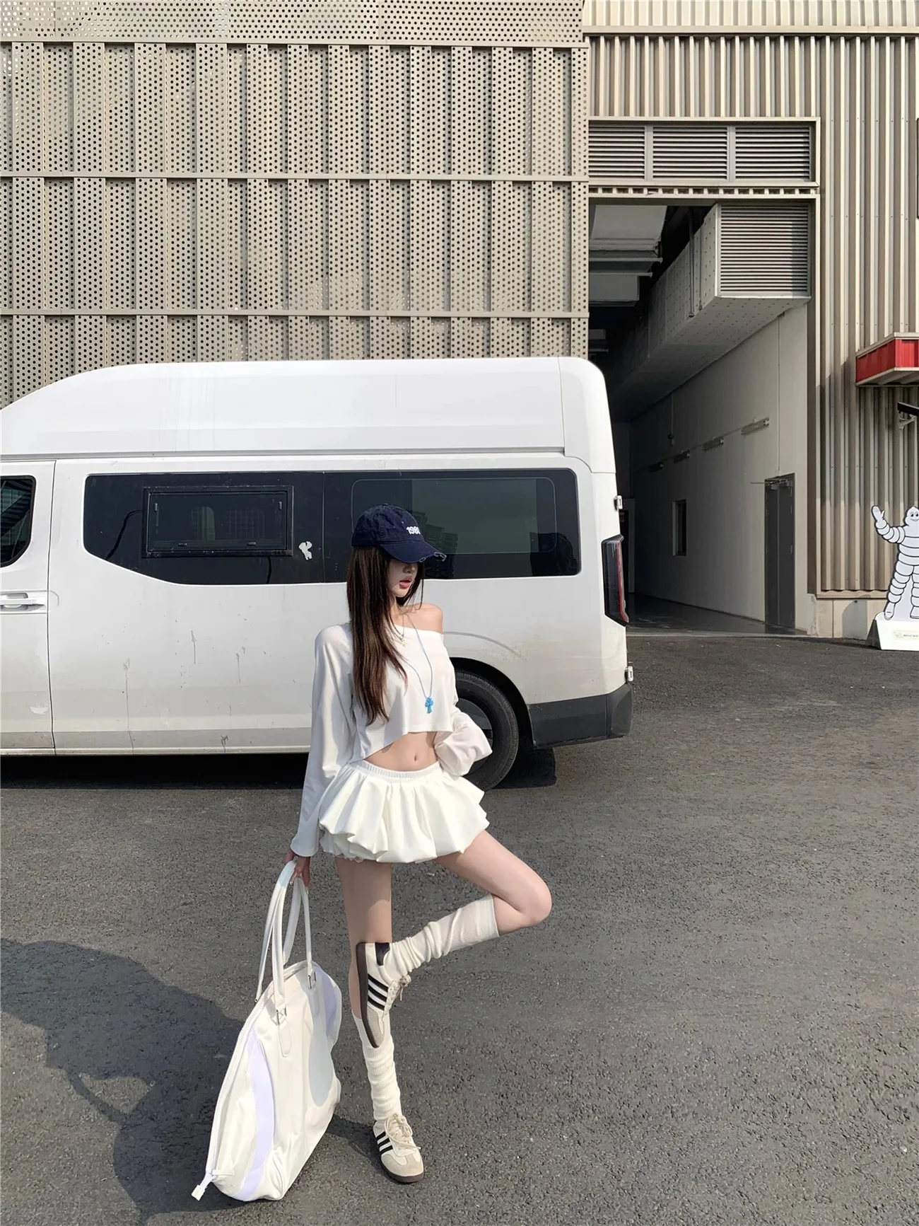 Set atasan dan rok kasual wanita untuk musim panas, model satu bahu warna putih dengan rok lipit, setelan dua potong.