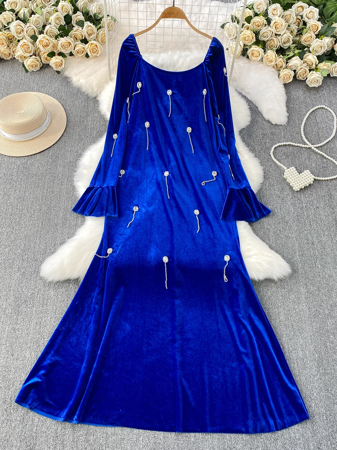 Ele Velvet Long Dr مع تصميم Flared Sves وذيل Fi، إدراج ماسي مطرز ثقيل للتخسيس للنساء في الشتاء