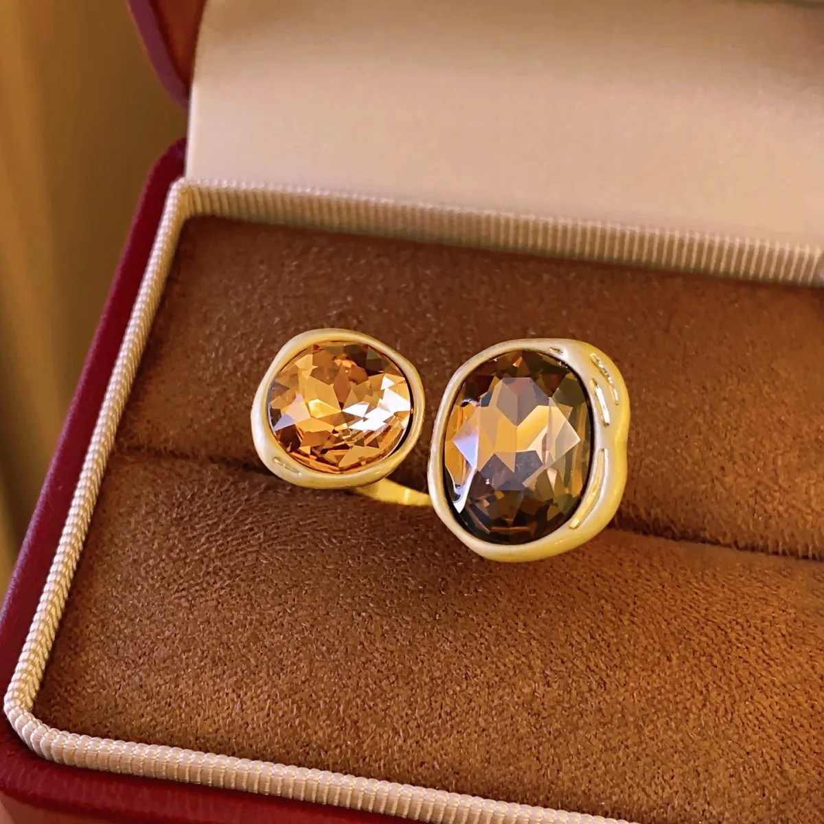 Französischer Retro-Acryl-Kristall-Damenring im Meirade-Stil, bunter offener Ring, modischer Schmuck in Goldfarbe, trendiges Accessoire. – Detail 1