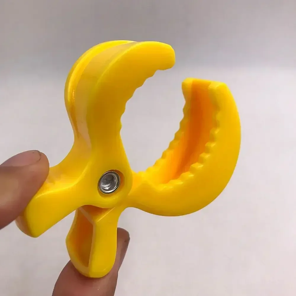 ตะขอเกี่ยวรถเข็นเด็กแบบใหม่ 2 ชิ้น คลิปหนีบแบบจระเข้ ตัวหนีบรถเข็นเด็กแบบพกพา อุปกรณ์เสริมสำหรับรถเข็นเด็ก