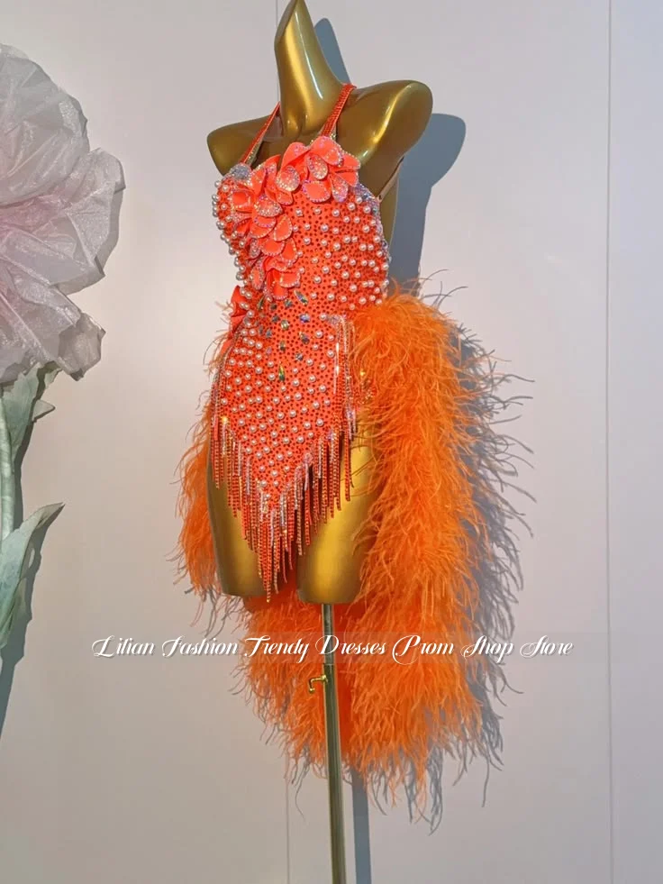 Glamouröses, leuchtend orangefarbenes Cocktail-Ballkleid, maßgeschneidert, mit offenem Rücken, Feder-Schleppe, lateinamerikanisches Tanzkostüm, 3D-Blumen-Perlenfransen-Ballkleid