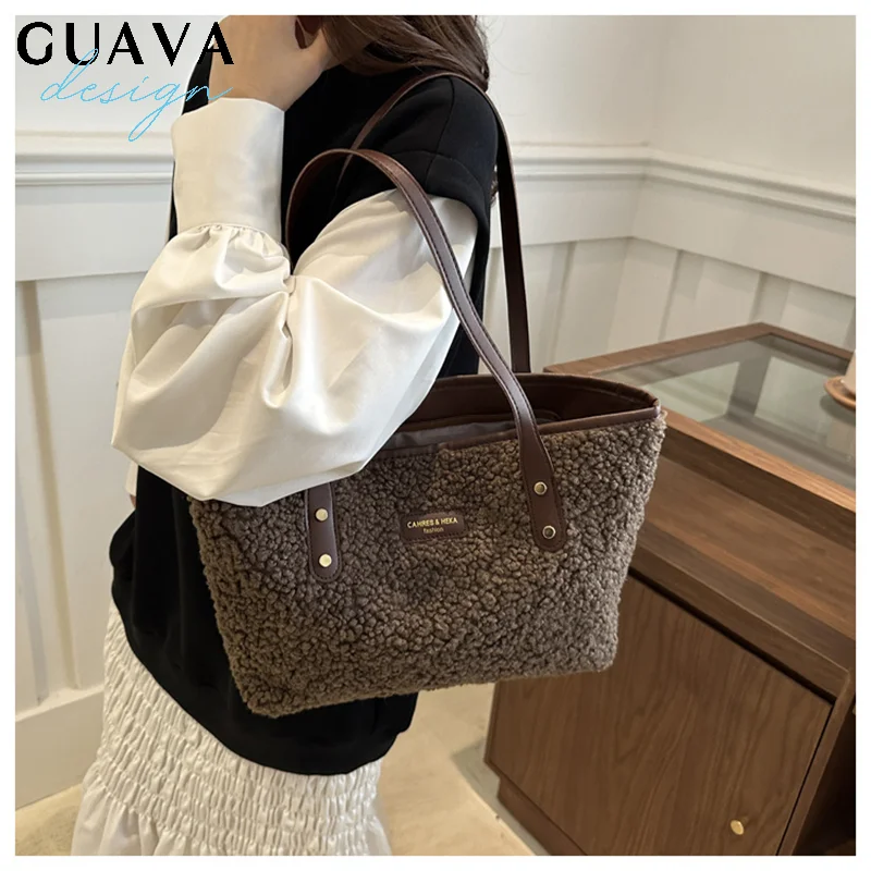 

Новая плюшевая сумка-тоут для девочек, просторная сумка на плечо из искусственного меха, минималистичная осенне-зимняя пригородная сумка, универсальная сумка большой вместительности