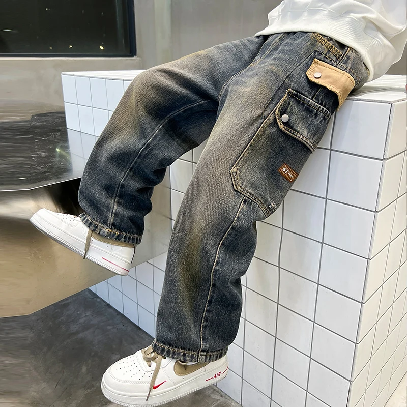 Koreanische Kinder Distressed Jeans mit Tasche für Teenager Jungen lose gerade Denim Hosen neue Kinder Designer Mode Retro Hosen