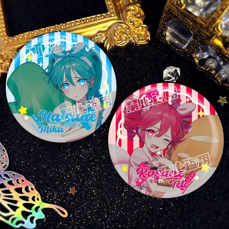 

New Hatsune Miku Badge Hatsune Miku Project DIVA Anime Peripheral Exquisite Reflection Double Flash Brooch Schoolbag Ornament