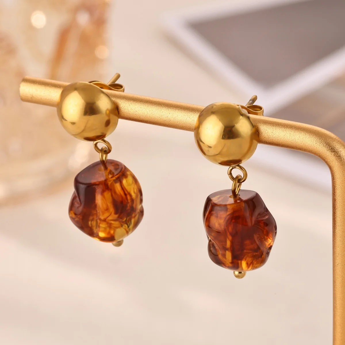 Vintage Goldfarbene Edelstahl-Ohrhänger für Damen, Bernstein-Harz Geometrische Stein-Ohrstecker, Trendiger Party-Schmuck – Detail 5