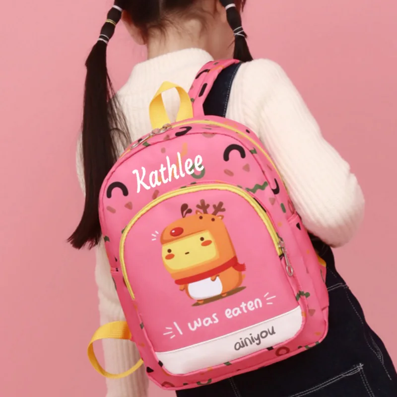 2024 neue Kinder Umhängetasche personal isierte Name Kindergarten niedlichen Cartoon Rucksack Jungen und Mädchen Schult asche