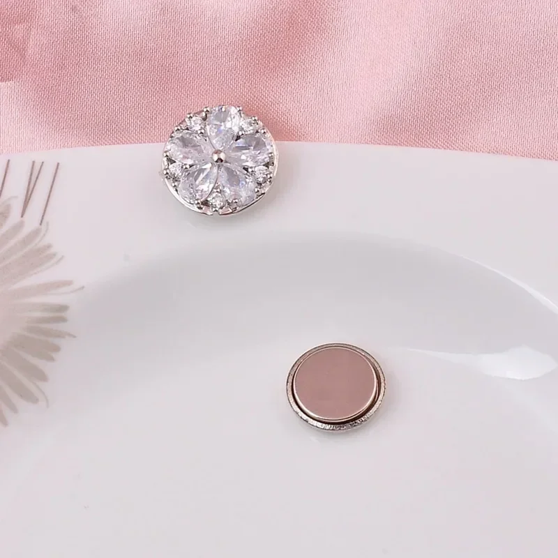 Spille magnetiche senza traccia di fiori di cristallo di fascia alta per le donne Regali di gioielli di moda con corpetto magnetico forte in metallo