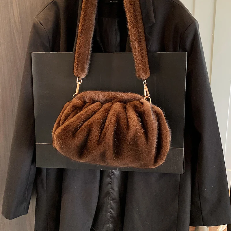 おしゃれなシワ加工クラウドバッグ、ソフトなフェイクファーの小さめショルダーバッグ、レディース2025冬トレンド、韓国風プラッシュハンドバッグ、クロスボディバッグ