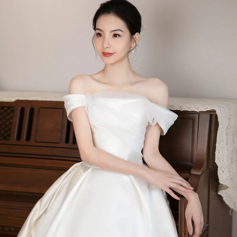 ชุดแต่งงานแบบเรียบหรู ไหล่เดียว ผ้าซาติน สไตล์ฝรั่งเศส มินิมอล หางเล็ก ช่วยพรางหุ่น รุ่นใหม่ ปี 2026 ชุดเจ้าสาวแบบเบา