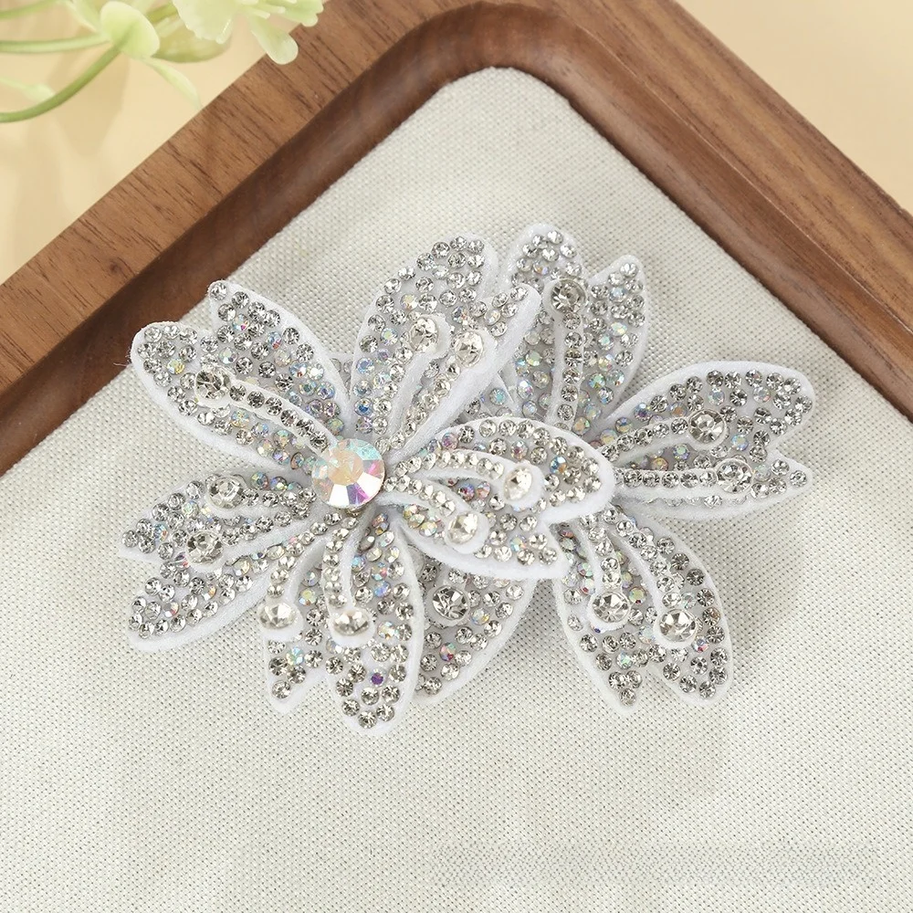 1Pairs 3D Rhinestone Flower Patches Sparkling Embellishment Rose Brooch Fabrics DIY Craft Sew-On Applique