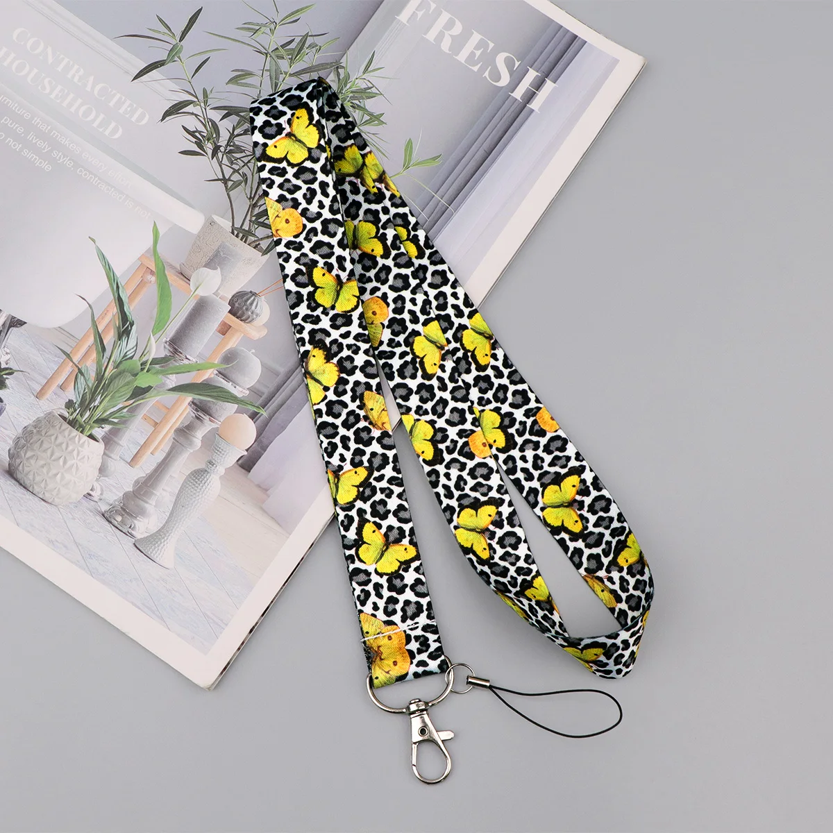 

Ремешок-держатель для ключей и карт с принтом бабочек и полосок, для женщин, для мобильного телефона, бейджей и кредитных карт