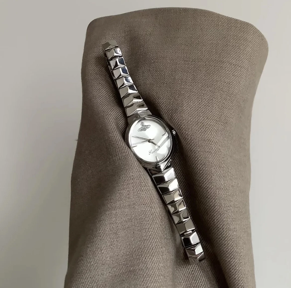 

Elegant ladies watch, high-grade oval temperament white fashion all-match light luxury exquisite watch birthday gift for women