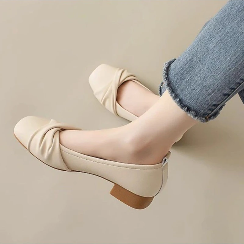 新作シングルシューズ、春と秋の新作スタイル、オールシーズン万能なソフトレザーとソフトソールのレディースボートシューズ、浅めの開き。