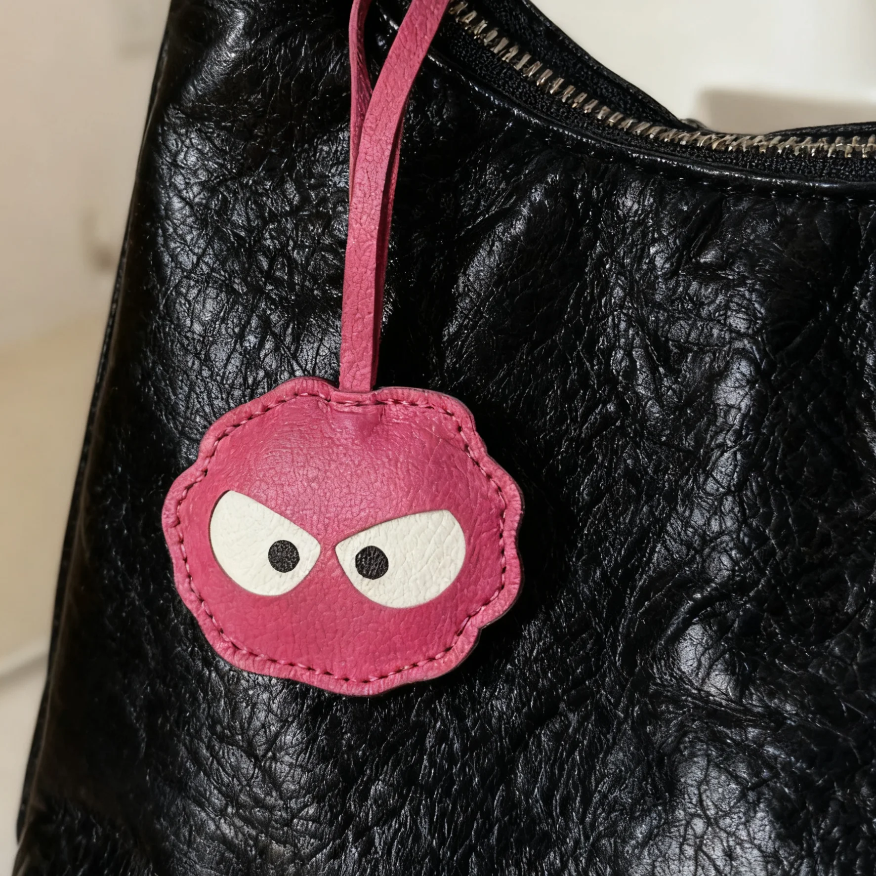 حقيبة كبيرة مصنوعة يدويًا من الجلد الطبيعي ذات عيون كبيرة وحقيبة ظهر ذات ملمس عالي الجودة وإكسسوارات صغيرة لتزيين سلسلة مفاتيح السيارة