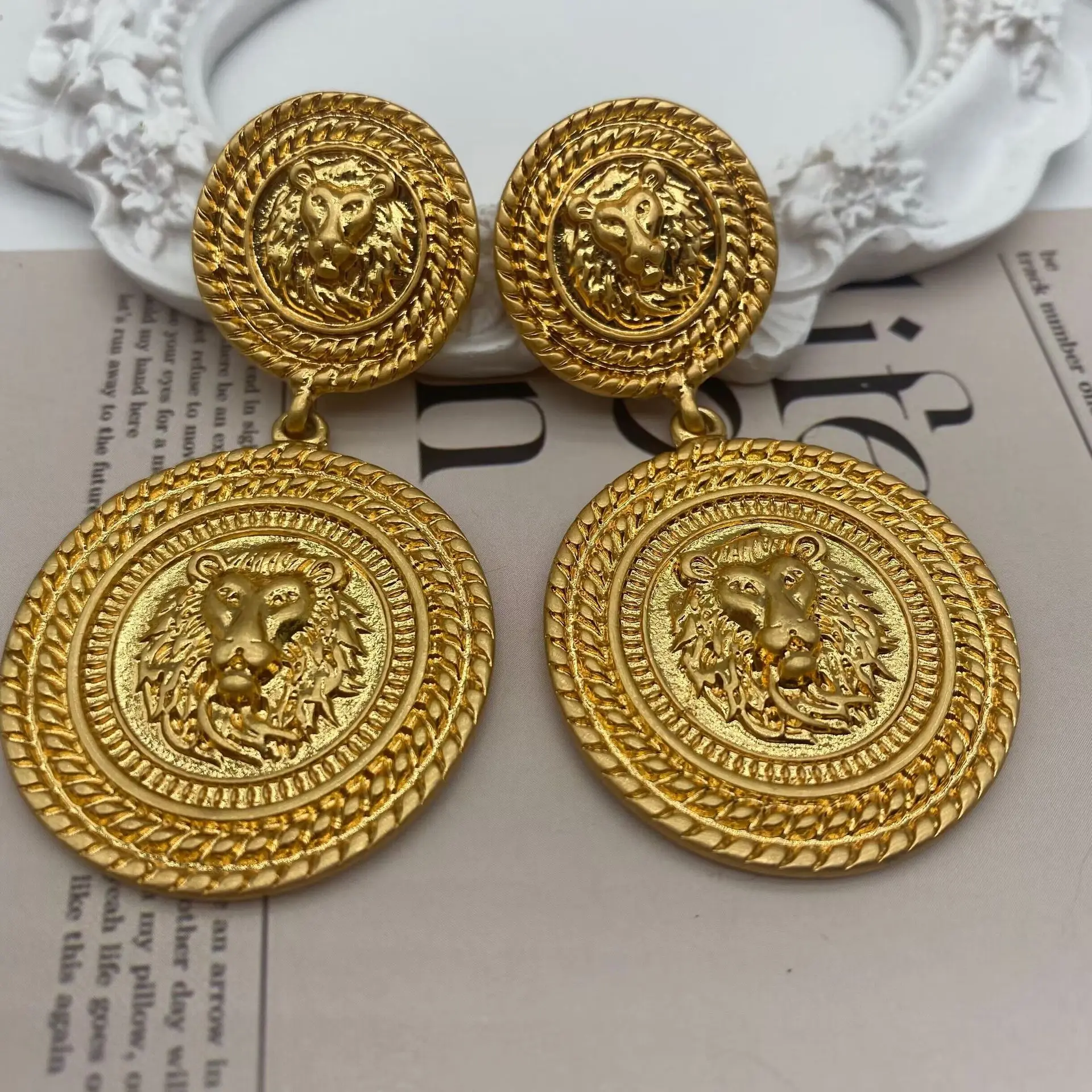 تشينغداو-أقراط رأس الأسد الملك العتيقة في العصور الوسطى ، إبرة ذهبية من الفضة ، مشابك أذن سائدة ، دافئة ، محفورة ، غربية