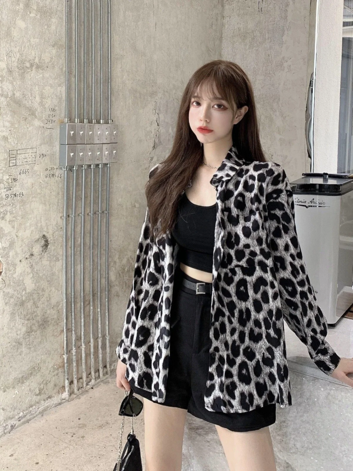 2024 Spring Autumn New Retro Hongwei Leopard Print Shirt Women's Design Sense  Mid-Length Top Trendy Commute Style Polye...