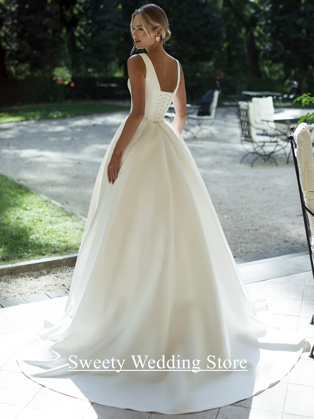 Modern Woman Wedding Dress for Bride Customized Deep V Neck Sweep Train Backless Corset Bridal Gown Lace-up Bride Dresses