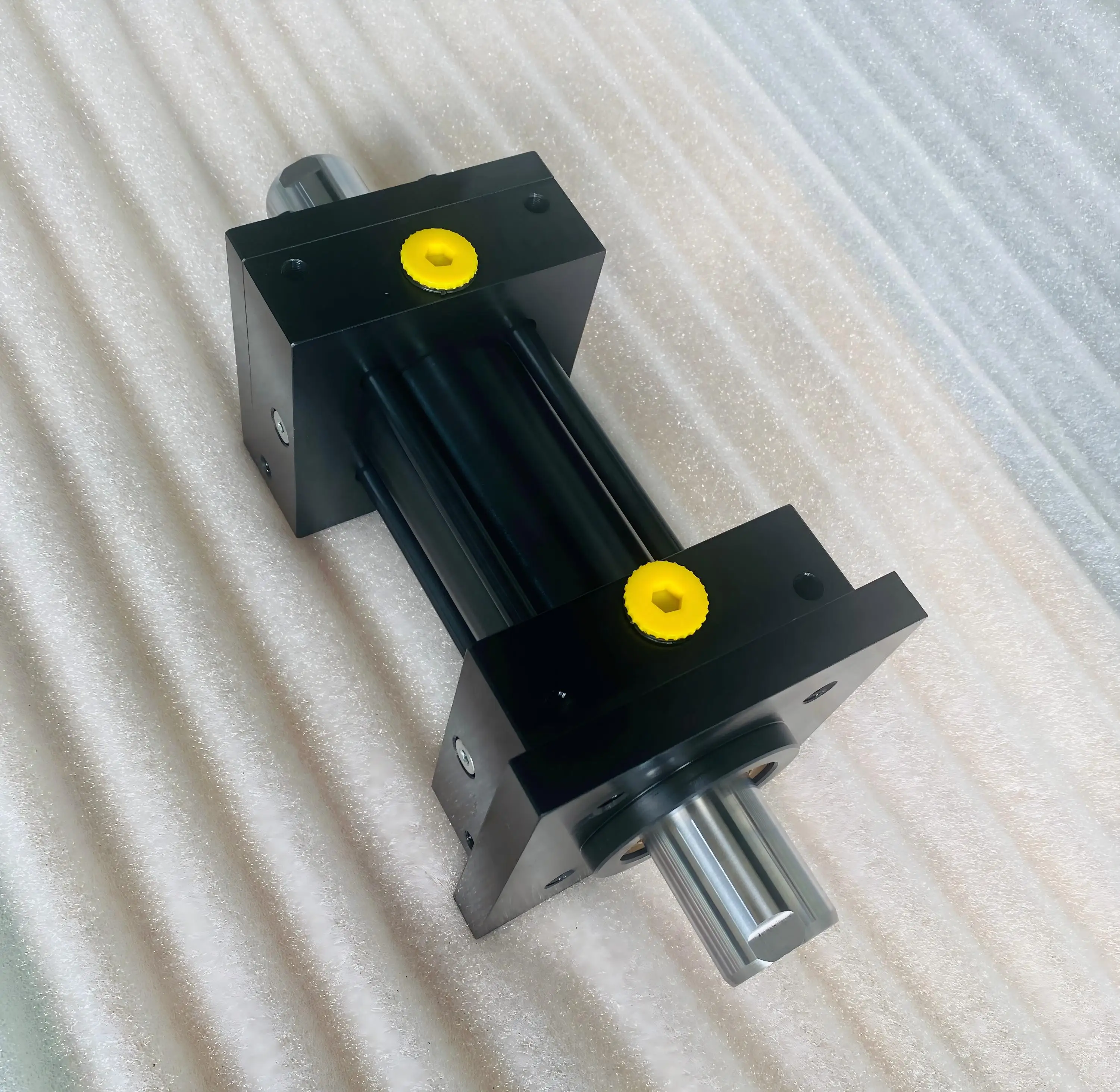 The Manufacturer Offers Custom-designed Double-rod Tie-rod Hydraulic Cylinders in Non-standard Configurations.