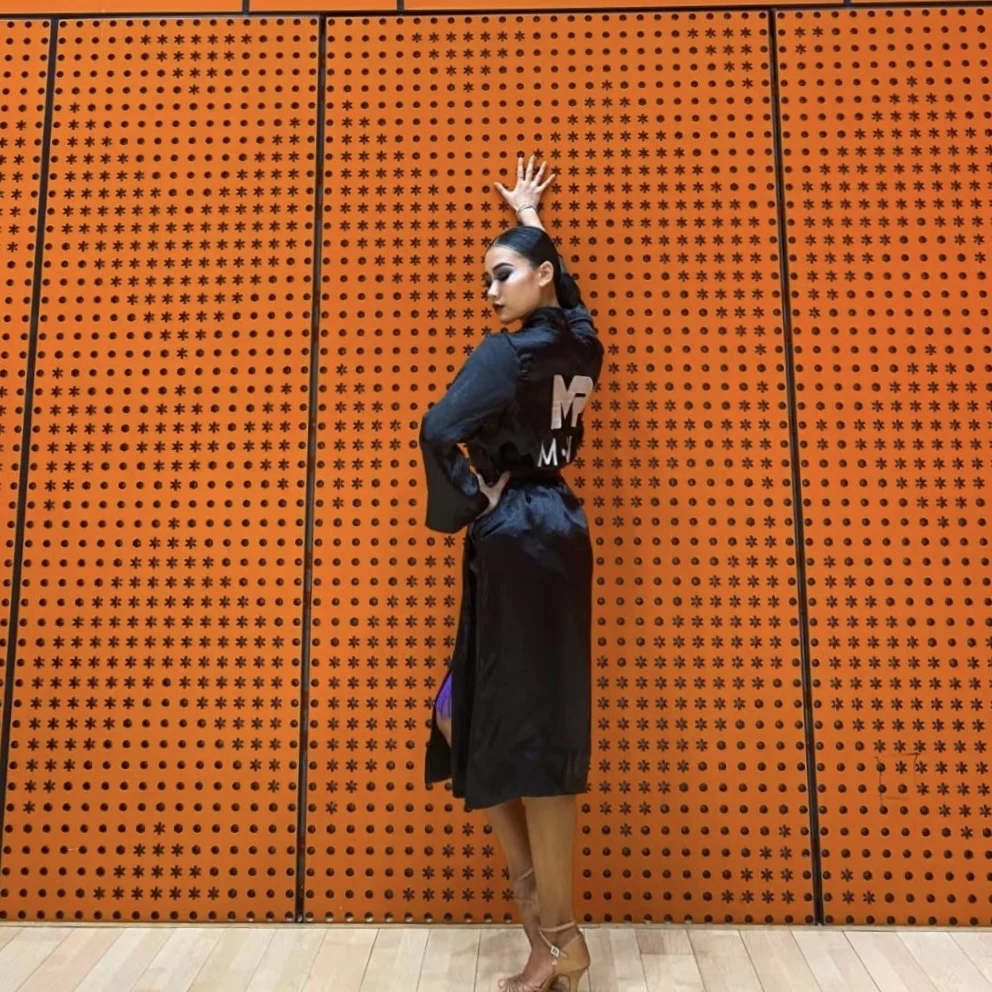 2025 Abrigo largo de competición de baile latino para mujer, bata de satén negro, ropa de baile latino para adultos, ropa de carrera de bailarina profesional DNV25739