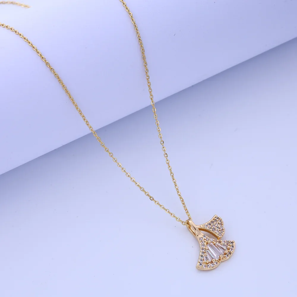 Beautiful Necklace for Women: Exquisite Fashion Design, Diamond-Encrusted with Zirconium, Ginkgo Biloba, Cold Wind Niche Collarb