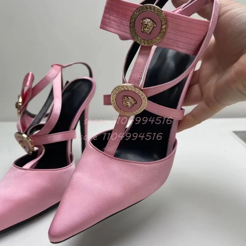 ديكور معدني T-تعادل مشبك مدبب حزام رقيقة عالية الكعب النساء الساتان الصلبة القوس الصنادل جوفاء فاخرة أنيقة أحذية الحفلات والولائم