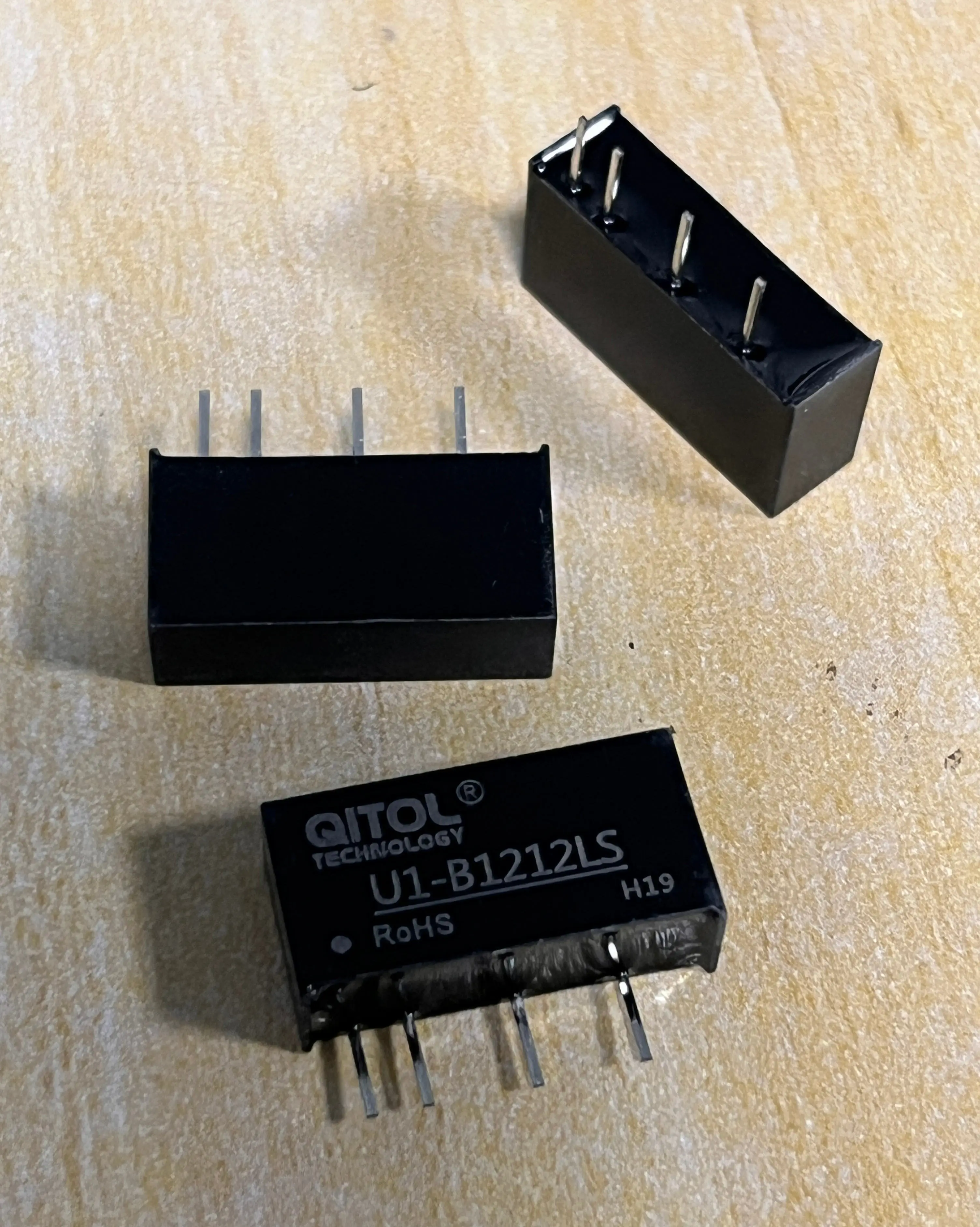 1W B1212LS-1WR3 U1-B1212LS DC-DC Power Converter 12V TO 12VDC Miniature Step-Down Switching Disconnector Module Active Component