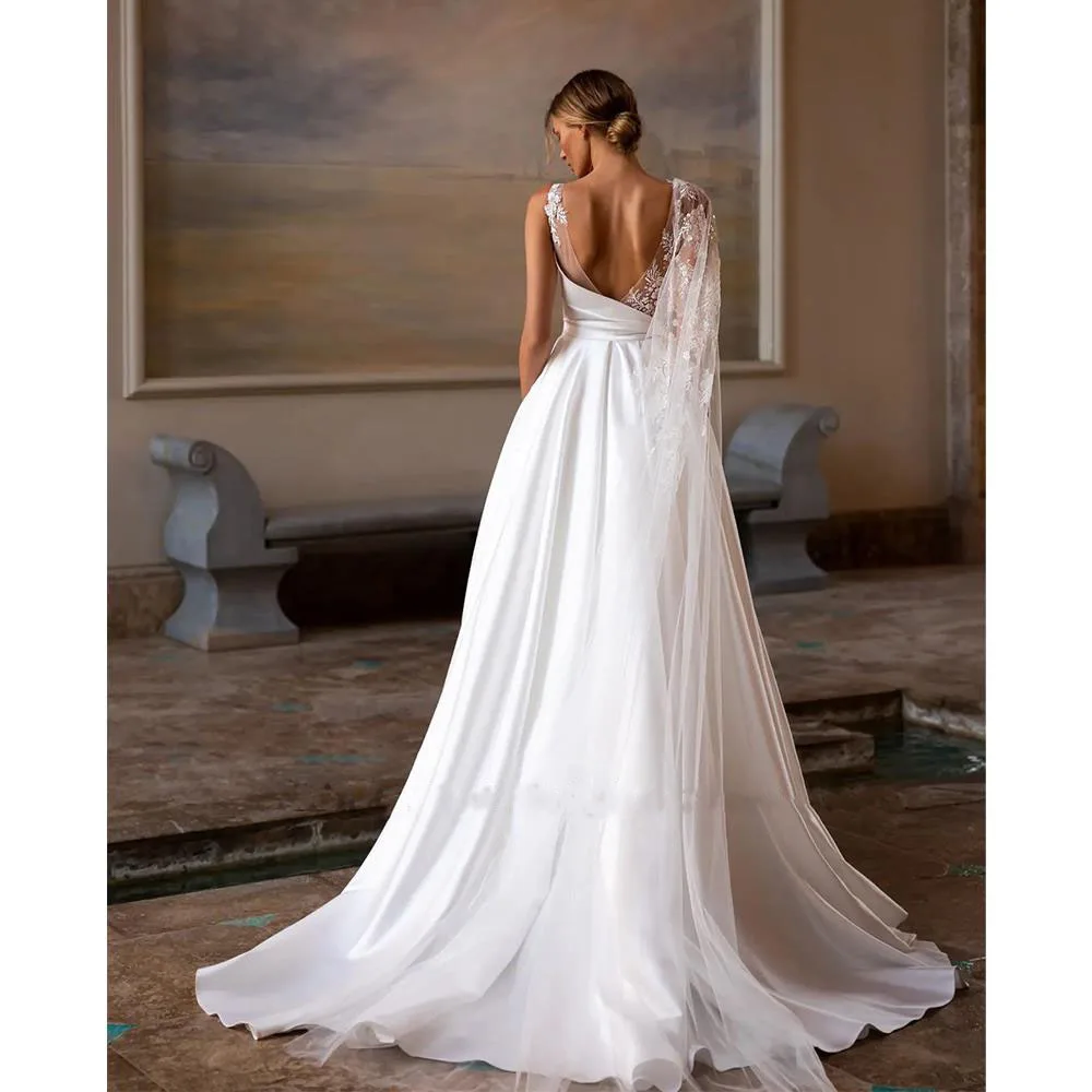 ชุดแต่งงานทรงเอคอวีซาตินนุ่มหรูหราพร้อมรถไฟกวาดที่กําหนดเอง